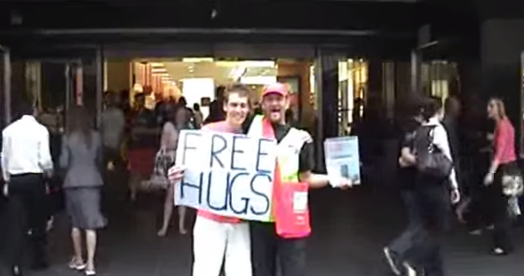 Free Hugs – 안아주세요. 그냥 안아주세요.